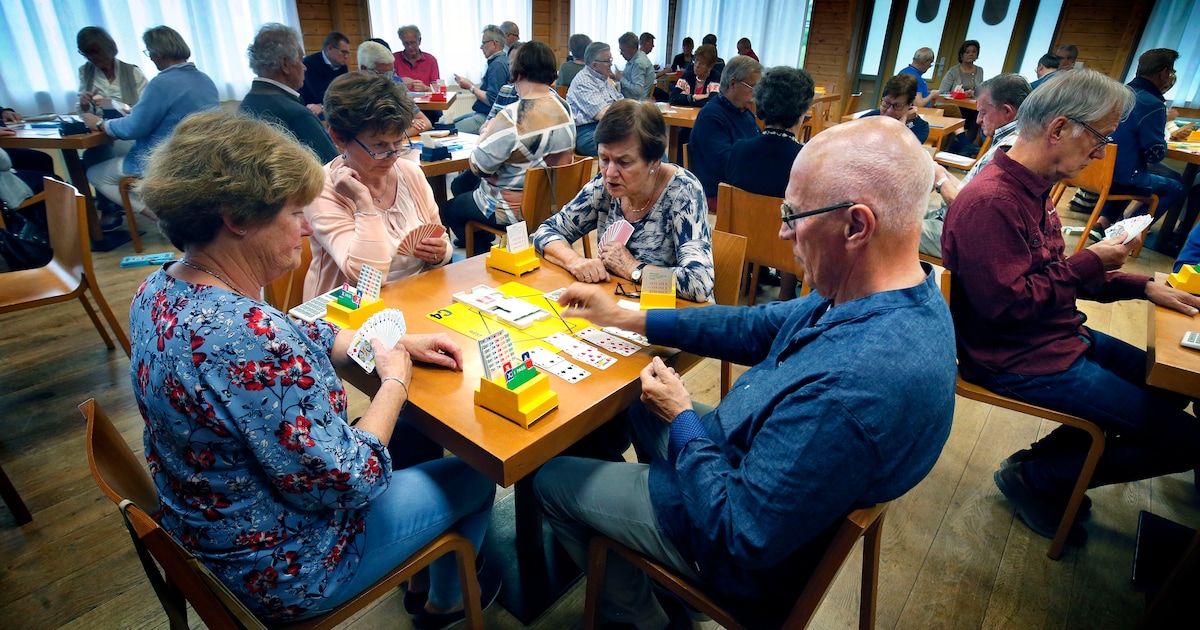 Bridgeclubs geven uitleg tijdens zomeravondbridge in Zeddam