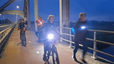 LIVE | Met een stormlamp door de nacht: Tilburgse lopers brengen bevrijdingsvuur naar Piushaven