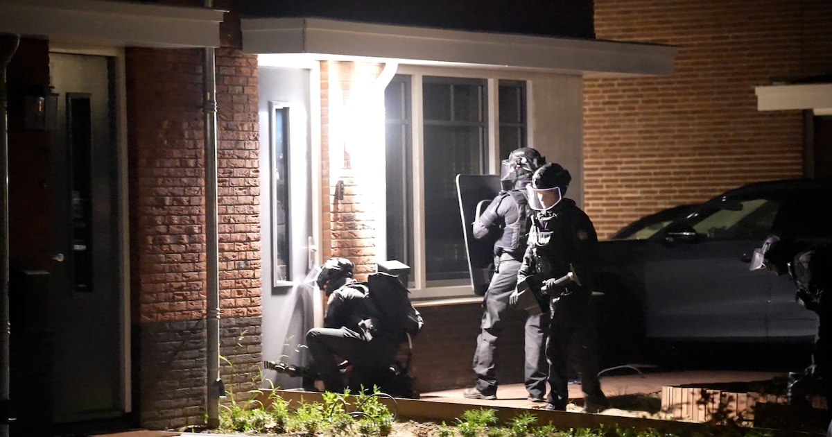 Vrouw aangehouden in woning na inval door speciaal politieteam, kinderen opgevangen