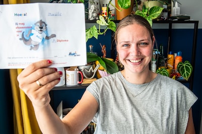 Mariëlle (34) voelde zich oncomfortabel in water, tot haar zoontje haar wakker schudde: nu mag ze afzwemmen