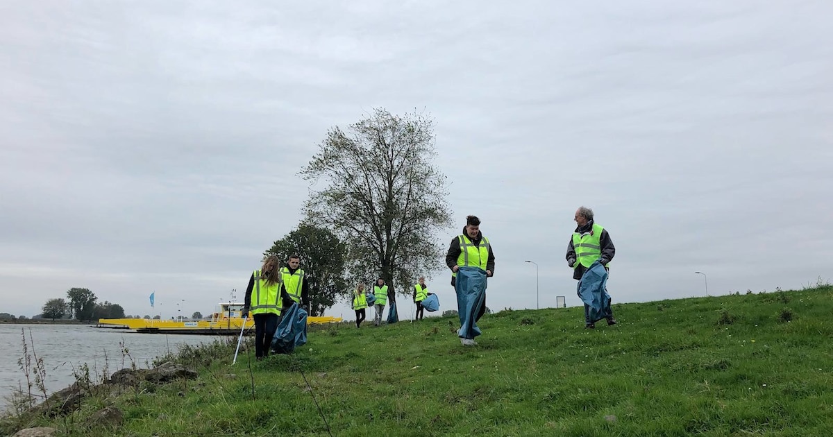 Zwerfafval opruimen langs de Maas en de Waal