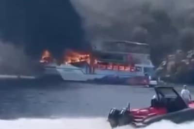 Grote brand op toeristenboot voor Turkse kust, 115 mensen springen in zee