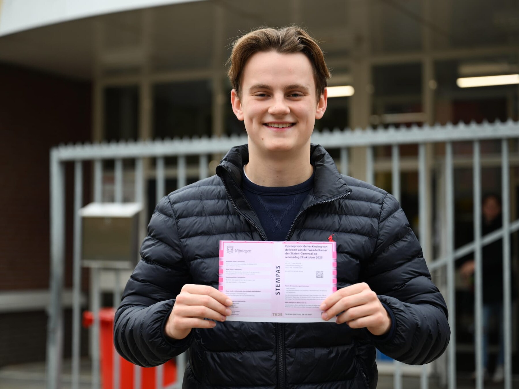 Confetti voor Maarten: hij is vandaag 18 geworden en stemt