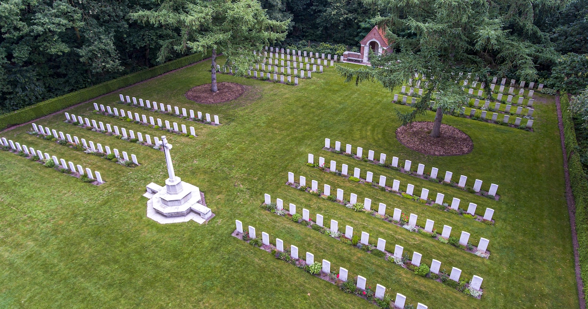 Lichtjes op oorlogsgraven in Overloon op kerstavond
