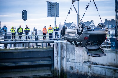 Brugwachter Julianasluis in Gouda vervolgd voor dood door schuld na val vrouw (58) met auto van brug