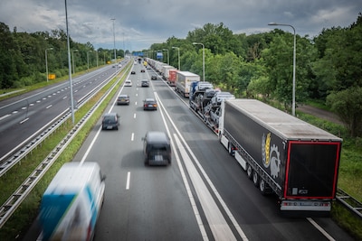 Parkeerchaos op A73: tientallen vrachtwagens staan stil op vluchtstrook bij tankstation
