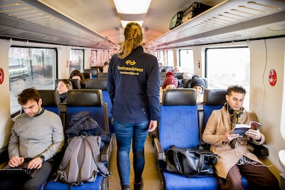 ‘Ik word er giftig van’: reizigers zijn klaar met tassen op lege treinstoelen