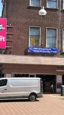 De hele stad Nijmegen hangt vol met de spandoeken.