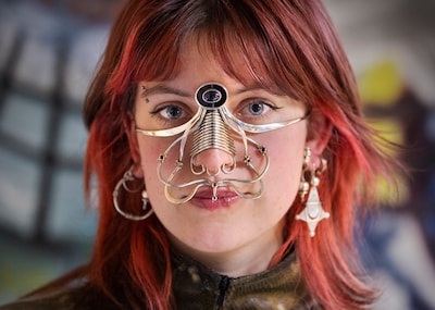 Kika (24) ontwierp het veelbesproken sieraad van Maan: ‘Inspiratie haalde ik van ijsmummi Ötzi’