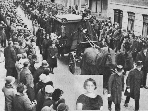 De enorme publieke belangstelling bij de begrafenisstoet van Tini Koperberg in de Hertogstraat op 4 maart 1930. Inzet: Tini Koperberg. 