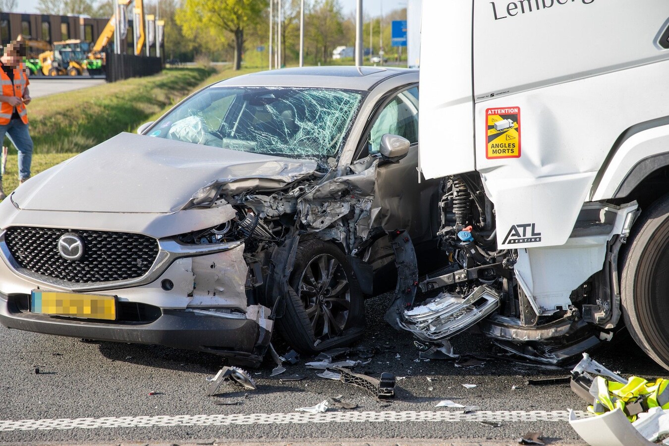 Auto en vrachtwagen botsen in Oud Gastel, bestuurder nagekeken | Foto