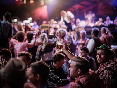 Opzien tegen dampende lijven in lederhose en drndl tot een biertje lonkt