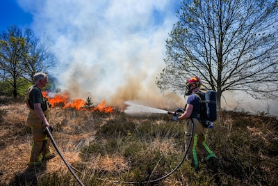 Live Natuurbranden | NL-Alert voor groot deel van West-Brabant, defensie gaat door met militaire oefeningen