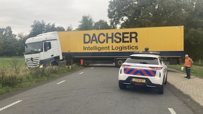Vrachtwagen blokkeert complete weg (op een weg waar hij niet mag rijden)