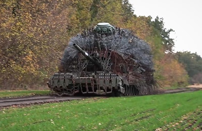 Russische tanks rijden rond als ‘stalen egels’ om Oekraïense droneaanvallen te overleven