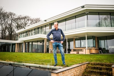 Het uitzicht is het allerbelangrijkst aan het huis van Peter: nergens hangen gordijnen, zelfs in de douche kijk je naar buiten