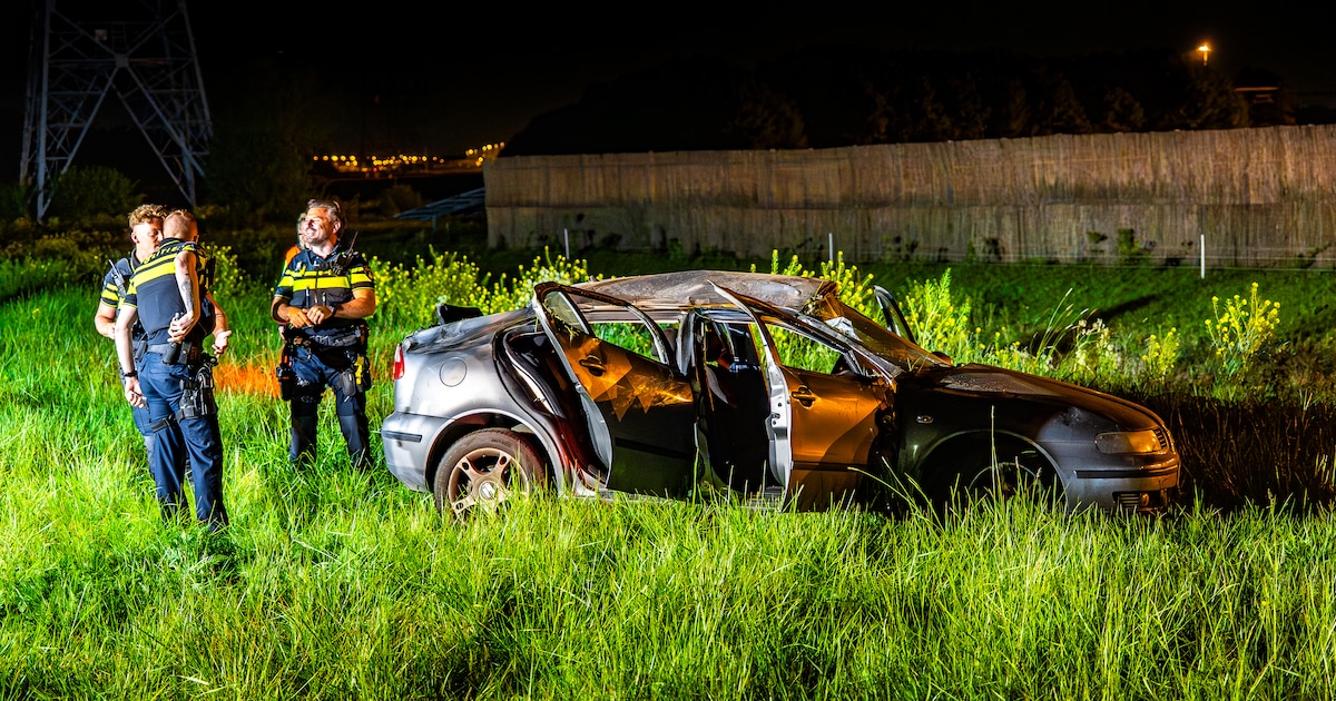 Auto flink beschadigd na ongeval op A15 bij Valburg