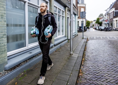 Run op drinkwater zorgt voor bizarre taferelen in Utrecht: ‘Iedereen doet alsof hun leven ervanaf hangt’