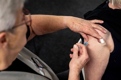 Iedereen die 60 wordt, krijgt vanaf nu uitnodiging voor gordelroosvaccinatie