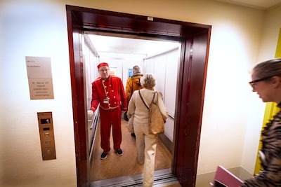 Als je hier naar het ziekenhuis gaat kun je maar zo Michel (52) in zijn kostuum tegen het lijf lopen, die jou graag de lift laat zien