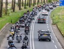 Indrukwekkende rit voor gevangenen op de Molukken: 5 kilometer motoren ...