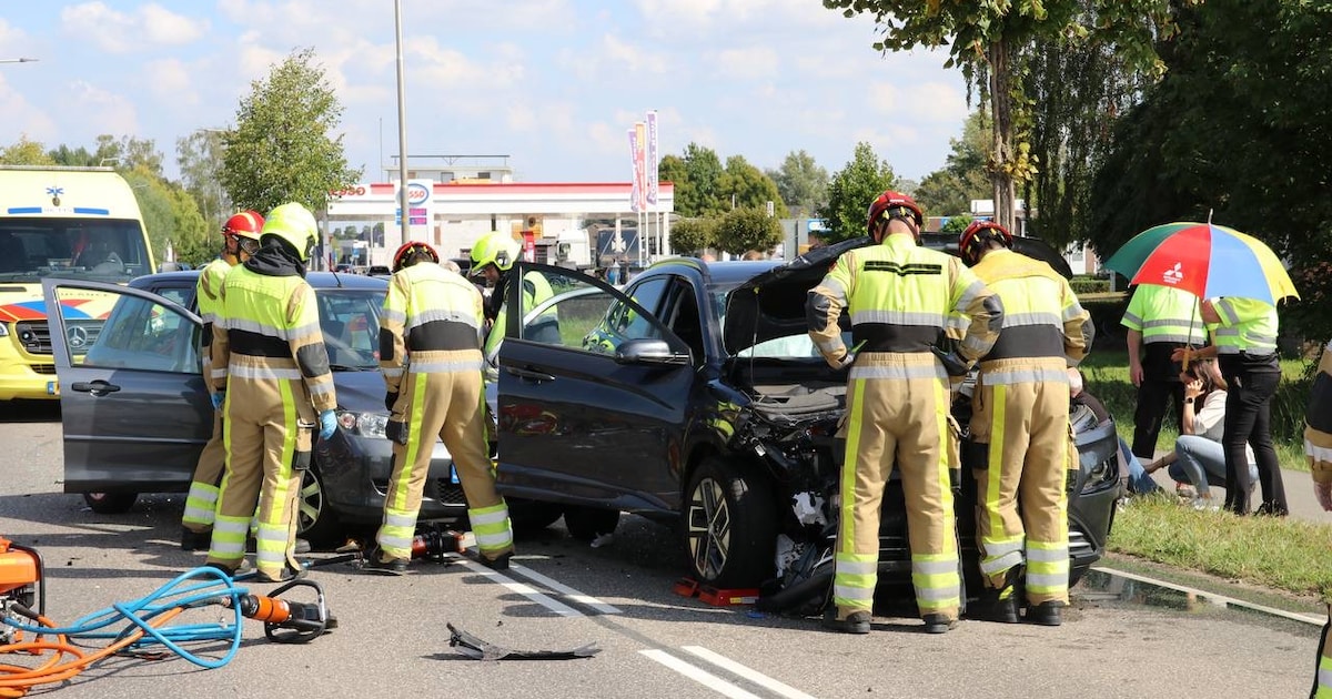 Flinke botsing tussen twee auto’s in Beneden-Leeuwen: weg volledig dicht.
