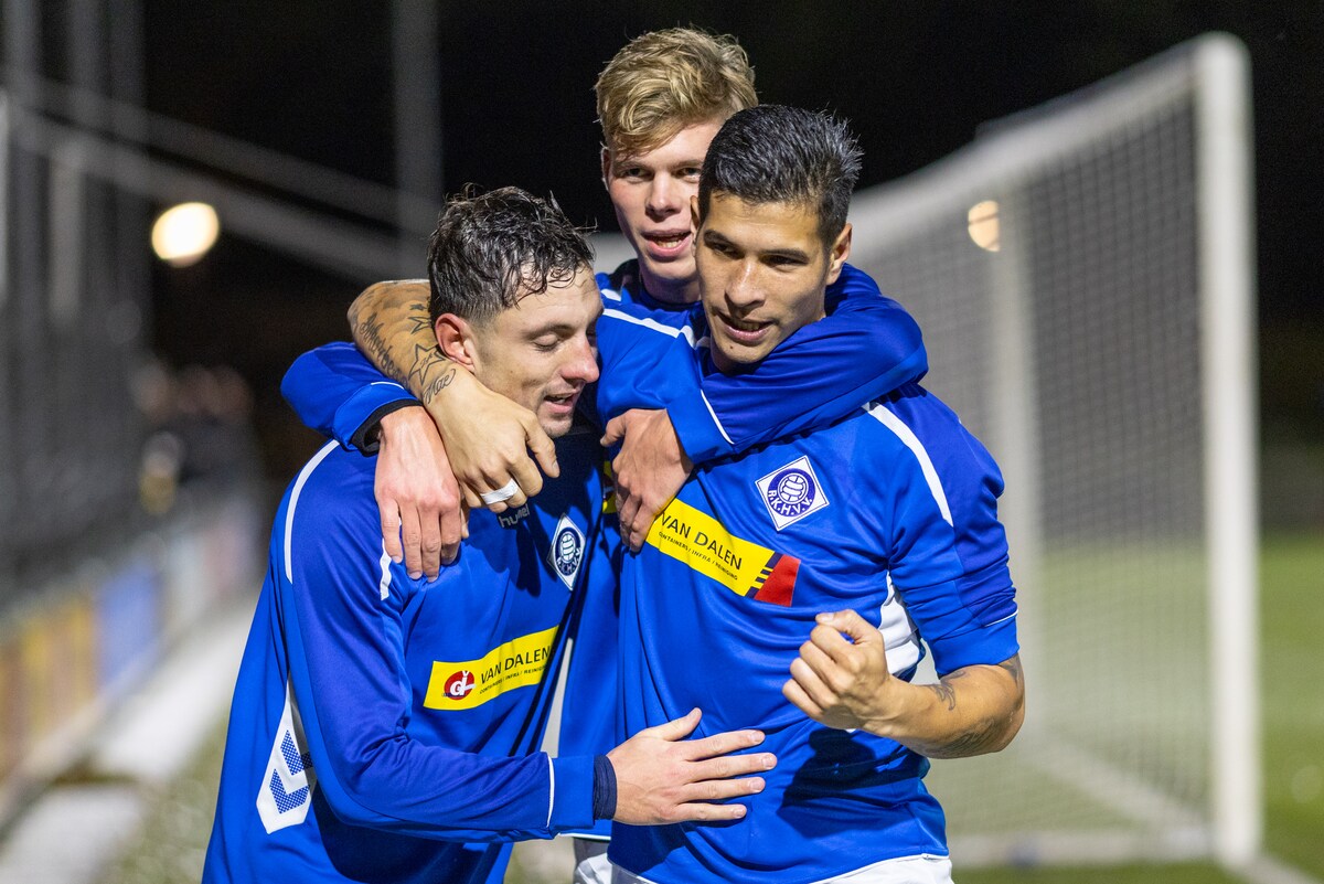 Het schutterstrio van RKHVV, Michael van Swaaij, Mink Bugter en Jamarro Diks (v.l.n.r.), viert een treffer tegen DTS Ede. Het drietal zorgde ook tegen NSC Nijkerk (6-1) voor de doelpunten.
