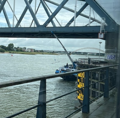 Schip botst met autokraan tegen spoorbrug, treinverkeer ligt plat