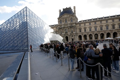 Schandaal in het Louvre: voor 10 miljoen euro fraude met tickets, politie vindt bijna 1 miljoen contant