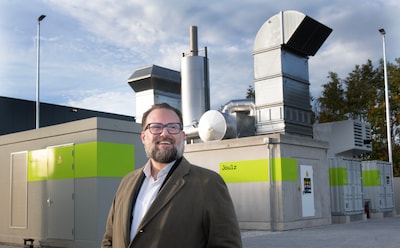 Veel zon, een enorme batterij en beetje gas: Tiels bedrijventerrein is ‘los’ van stroomnet