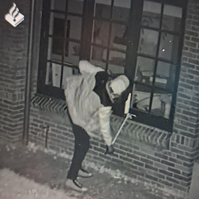 Politie vraagt of mensen trage inbreker herkennen die toesloeg in Wageningen