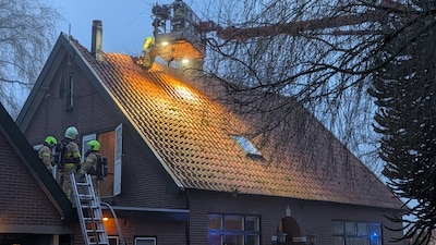 Schoorsteenbrand slaat over naar dak: brandweer rukt uit