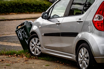Automobilist botst tegen hek en vuilnisbak bij school in Wijchen