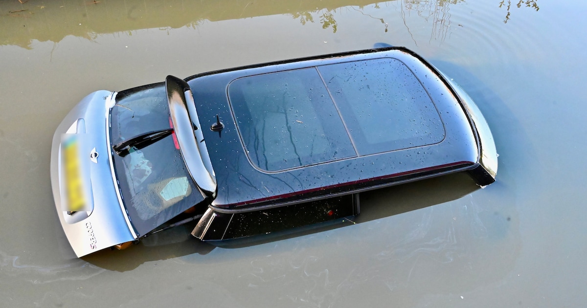 Auto belandt in het water langs Lageweidseslag Utrecht