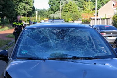 Auto schept fietser in Enschede, slachtoffer naar ziekenhuis