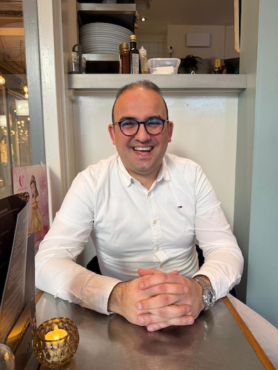 Bekir kookt, adviseert, traint pupillen én is raadslid: hoe dan? ‘Geen idee, maar ik heb plezier’