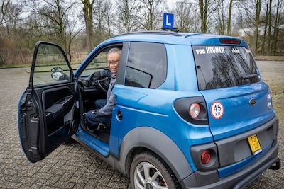Melvin geeft rijlessen in een brommobiel: ‘Je bent kwetsbaarder, maar er zijn veel voordelen’