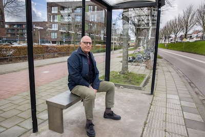 Hij vertrouwde op de bushalte bij zijn huis, maar daar heeft Hans (80) nu spijt van