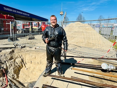 Jaro (26) kruipt in brandstoftanks voor zijn werk: ‘In de zomer is het lekker koel hoor’