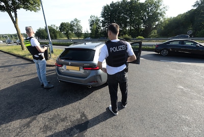 Hoe het grensoverschrijdende politieteam drugs, wapens en mensensmokkel langs de oostgrens aanpakt