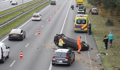 Auto belandt op de kop op A50: ravage op de weg en flinke file