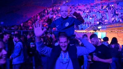 KIJK | Jong en oud hakt op muziek van Paul Elstak in de Gelredome