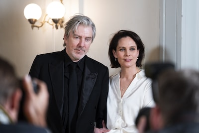 Ruud de Wild en Igone de Jongh verschijnen hand in hand op gele loper boekpremière