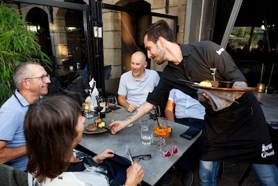 Nederlanders geven meer geld uit aan eten en drinken buitenshuis: onder andere door minder thuiswerkers