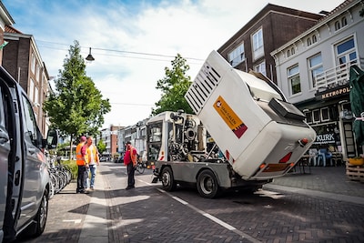 Defecte veegwagen zorgt voor flinke verkeershinder op Steenstraat