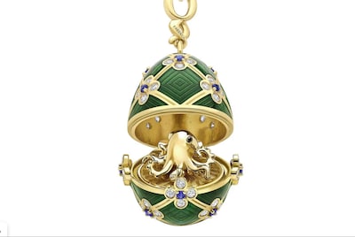 Juwelierdief in Nieuw-Zeeland slikt Fabergé-medaillon door, politie wacht af