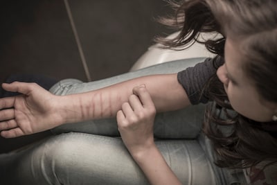 ‘Veel heftiger dan we gewend zijn’: online netwerk zet mensen aan tot ernstig geweld tegen zichzelf