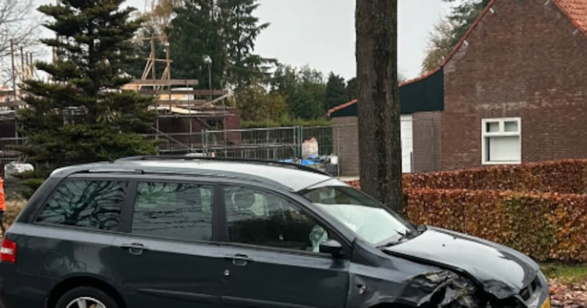 Automobilist botst met voertuig tegen boom in Best: rechterwiel breekt af