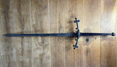 Unieke zoldervondst in raadhuis: tien lang vergeten zestiende-eeuwse zwaarden blijken echt