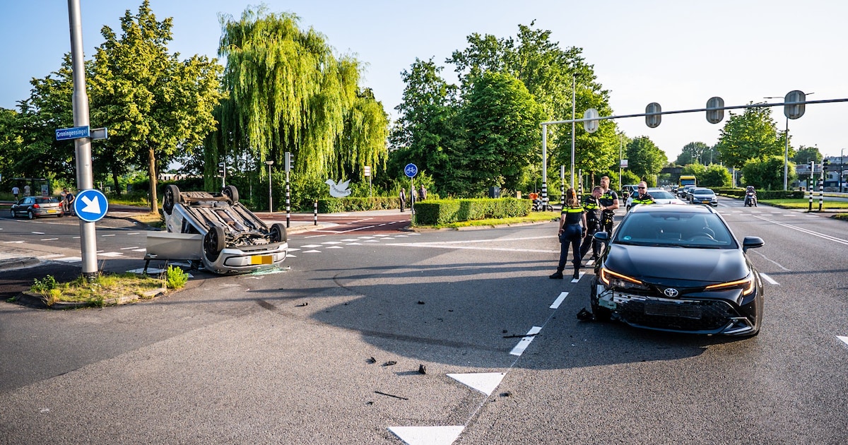 Moeder en kinderen over de kop bij auto-ongeluk.